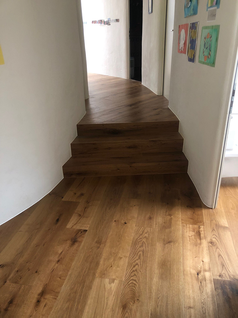 Holzboden mit Treppe